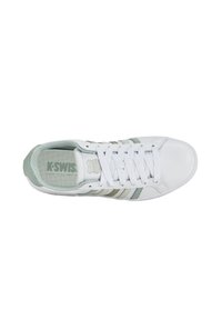 Sneaker bianca con tomaia sintetica testurizzata, con accenti di strisce verdi e argentate, lacci bianchi e colletto imbottito.
