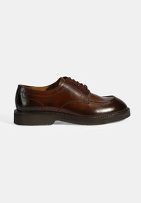 Bruin leren schoenen met een ronde neus, gedetailleerde stiksels en een gestructureerde rubberen zool. Beschikt over een klassiek vetersluitingssysteem en een gladde afwerking.