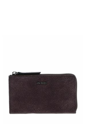 Portefeuille en cuir violet foncé à texture lisse, fermeture éclair et ferrures de marque. Forme rectangulaire compacte avec une légère brillance.