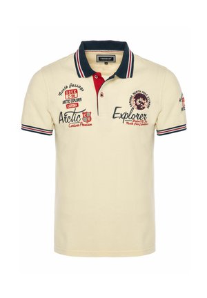 Beige poloshirt met een marineblauwe kraag en rood-witte strepen, met geborduurde teksten en badges met het thema Arctic Explorer en de Noordpool.
