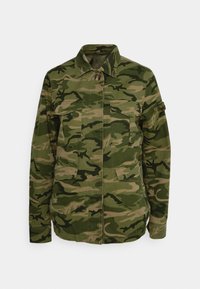 Veste camouflage verte et marron avec quatre poches avant à rabat, manches longues, col et fermeture par boutons.