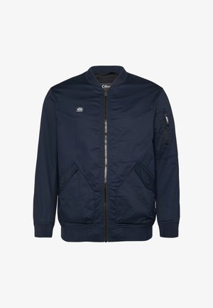 Granatowa kurtka typu bomber z przednim suwakiem, dwoma ukośnymi kieszeniami z zatrzaskami, małym logo na piersi oraz kieszenią na suwak na lewym rękawie.