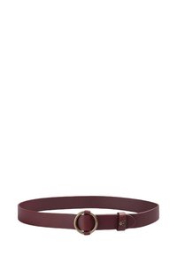 Cinturón de cuero burdeos con un acabado suave, que presenta una hebilla circular de tono dorado y un diseño elegante sin remaches ni adornos visibles.