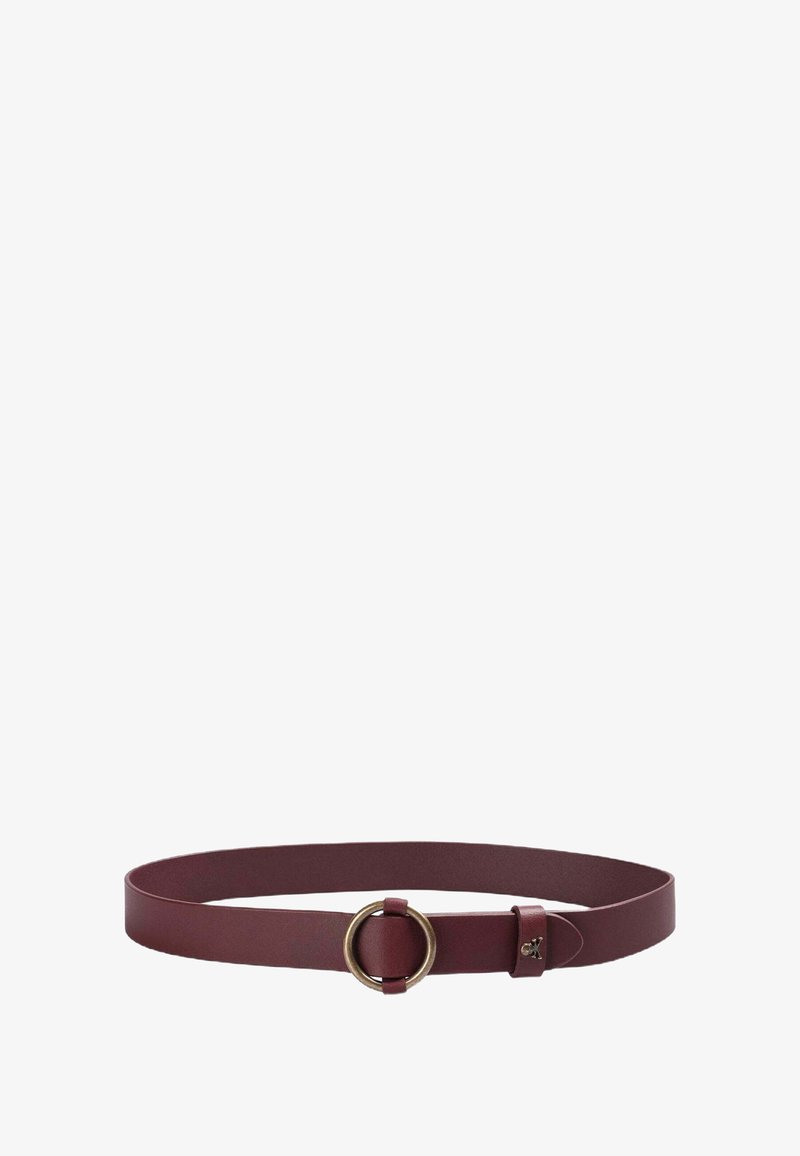 Burgundowa skórzana pasek o gładkim wykończeniu, z okrągłą zapiętą w złotym odcieniu i eleganckim designem bez widocznych nitów czy zdobień.