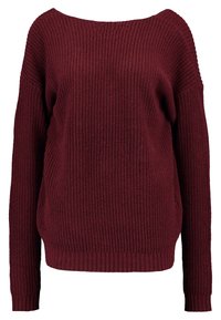Burgunderfarbener Strickpullover mit weitem Bootsausschnitt, langen Ärmeln, strukturiertem Rippenmuster und geripptem Saum, aus einem weichen, dicken Garn gefertigt.
