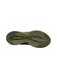 Suela de una zapatilla deportiva de color verde oliva con patrones de banda de rodadura texturizados y áreas de agarre en gris oscuro en el talón y en la puntera.