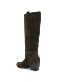 Bota de ante marrón hasta la rodilla con un tacón ligeramente acampanado, que presenta una textura suave y una lengüeta en la parte superior para facilitar su colocación.