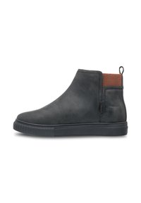 Botas de tobillo de cuero negro texturizado con paneles elásticos en los laterales y un acento marrón, que cuentan con una suela de goma y un tirador para facilitar su uso.