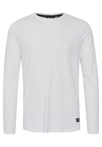 Witte lange mouwen t-shirt gemaakt van katoen, met een ronde hals, rechte snit en een klein merklabel aan de onderkant aan de linkerkant.