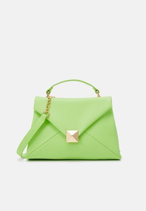 Groene synthetische handtas met een envelopontwerp, gouden vierkante stud-accent en een afneembare schouderriem.