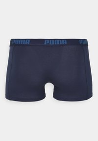 Marineblaue Boxershorts aus weichem Material, mit einem kontrastierenden blauen Bund mit "PUMA"-Logo und einer figurbetonten Passform.