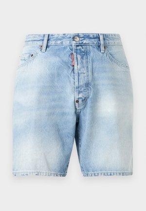 Shorts di denim azzurri chiaro con tasche frontali, passanti per cintura, chiusura con bottone e una piccola etichetta rossa del marchio sulla cucitura della zip.