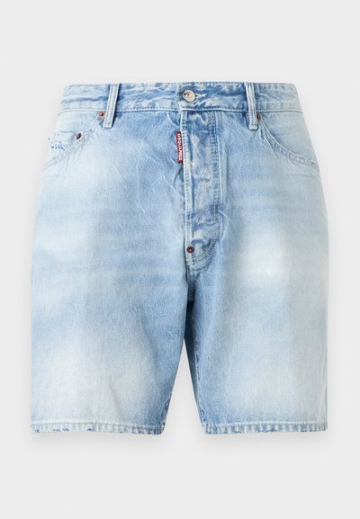 Shorts en denim bleu clair avec poches avant, passants pour ceinture, fermeture par bouton et une petite étiquette de marque rouge sur la couture de la braguette.