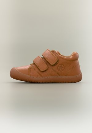 Chaussure pour tout-petit en cuir marron avec deux sangles à velcro et une étoile embossée sur le côté, vue de profil sur un fond neutre.