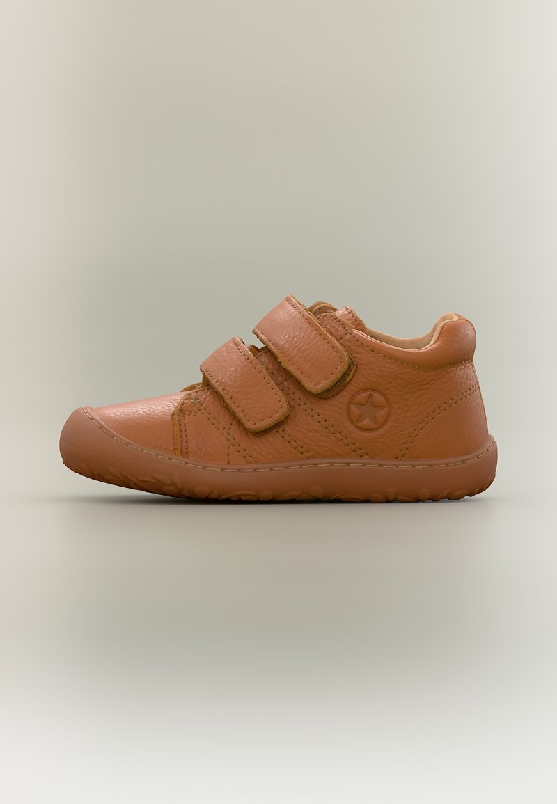 Καφέ δερμάτινο παπούτσι για νήπια με δύο λουριά βέλκρο και αστέρι ανάγλυφο στο πλάι, εμφανιζόμενο σε πλάγια όψη σε ουδέτερο φόντο.