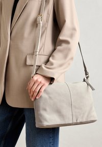 LEATHER - Schoudertas - soft taupe