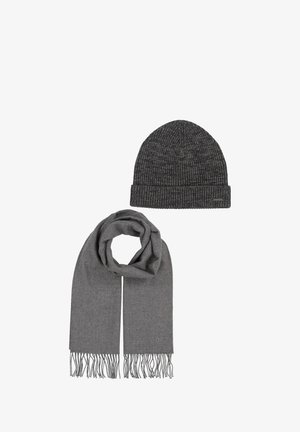 Berretto grigio lavorato a maglia con texture a coste e risvolto, abbinato a una sciarpa grigia con finitura liscia e bordi frangiati.