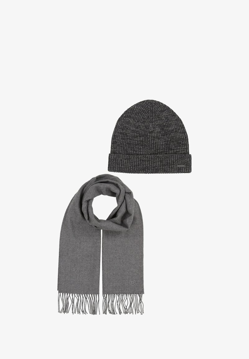 Berretto grigio lavorato a maglia con texture a coste e risvolto, abbinato a una sciarpa grigia con finitura liscia e bordi frangiati.