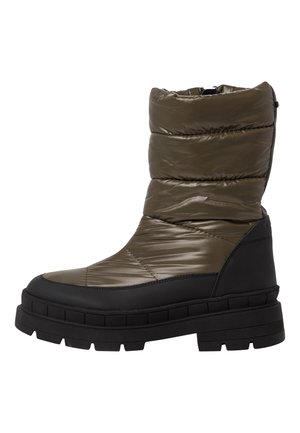 Botín de invierno acolchado en color verde oliva con una gruesa suela de goma negra. Presenta un diseño acolchado y una parte superior elástica para un ajuste seguro.