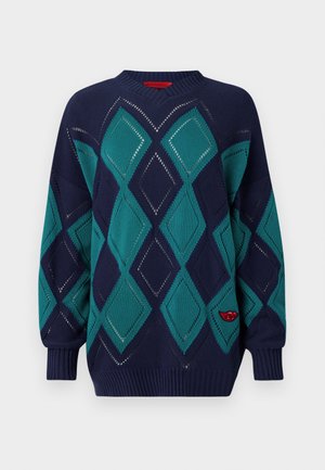 Megztinis su deimanto raštu tamsiai mėlynos ir žalsvai mėlynos spalvų, turintis raudoną akcentinį logotipą, nertomis rankovėmis ir apvaliu kaklu.