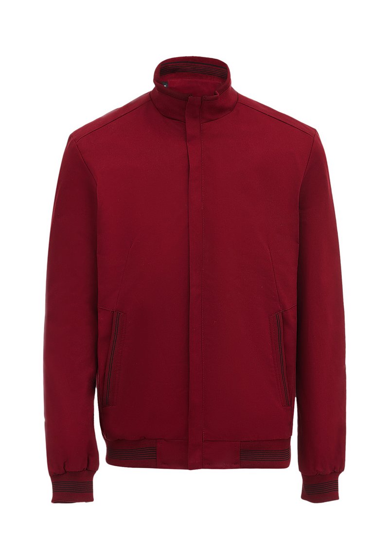 Giacca bomber rossa con colletto alto, maniche lunghe e polsini elastici a costine. Presenta tasche laterali e una texture liscia e opaca.