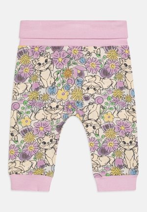 Pantalones de bebé de color rosa suave con un estampado floral que presenta gatitos juguetones y flores multicolores, cintura y puños en los tobillos acanalados.