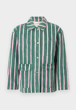 Zielono-różowa kurtka z pionowymi paskami, zapinana na guziki, z trzema kieszeniami z przodu i klasycznym kołnierzem na białym tle.