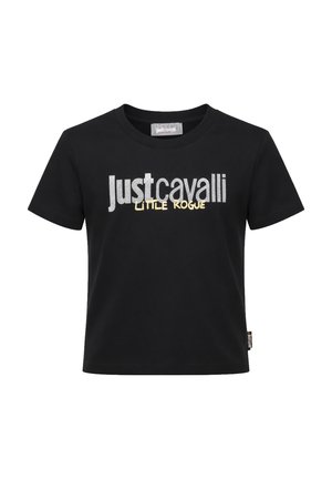 T-shirt nera a maniche corte con la scritta "Just Cavalli" in grandi lettere argento e "Little Rogue" in lettere gialle più piccole sotto il testo sul petto.