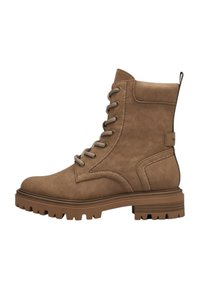 Stivaletto marrone alla caviglia realizzato in materiale sintetico, con una chiusura a lacci, pannelli laterali testurizzati e una suola robusta e massiccia.