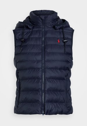 Colete acolchoado azul-marinho com gola alta, fecho de correr e capuz com cordão ajustável. Apresenta seções acolchoadas horizontais e bolsos laterais.