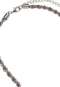Sølvfarget metallkjede med vridd design, med krokfeste og forlengerkjede for justerbar lengde.