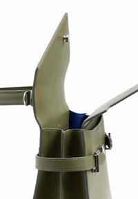 Borsa in pelle verde testurizzata con chiusura magnetica, tracolla regolabile e interno blu in contrasto. Presenta cuciture curate e dettagli in metallo.