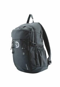 Mochila negra hecha de un tejido duradero, con múltiples compartimentos con cremallera, correas ajustables y un bolsillo de malla lateral.