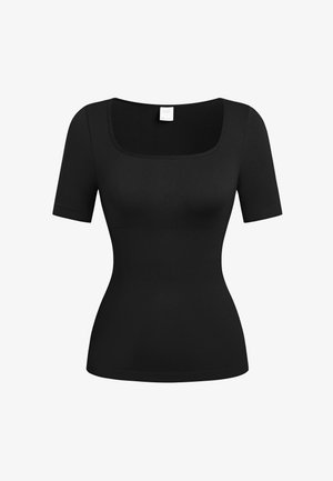 Haut noir ajusté à manches courtes avec un large décolleté carré et un design sans coutures, présenté sur un fond blanc.