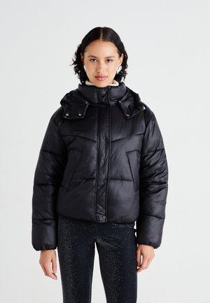 Veste en duvet noire avec un col haut et une capuche amovible, dotée de grandes poches avant et d'une finition brillante.