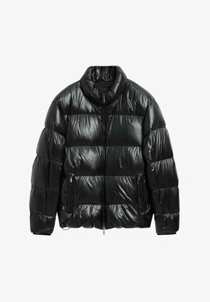 Sort pufferjakke med høj krave, skinnende tekstur, quiltet design og to lynlåslommer i siderne. Har en fuld lynlås foran.