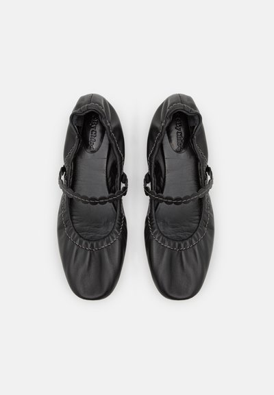 Bailarinas de couro preto com bico arredondado, faixa elástica e detalhe franzido na abertura. Textura suave e design minimalista.