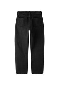 Jeans de mezclilla negra con un corte relajado, que presentan un diseño de pierna recta y dos bolsillos traseros. La tela parece resistente con una ligera textura.