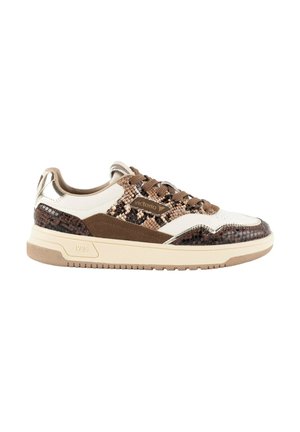Lage sneaker met bruin en beige slangenhuidpatroon, beige zool, bruine veters en metalen gouden hielaccent.