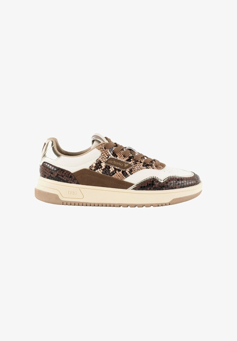 Baskets basses avec motif peau de serpent marron et beige, semelle beige, lacets marron et détail métallisé doré au talon.