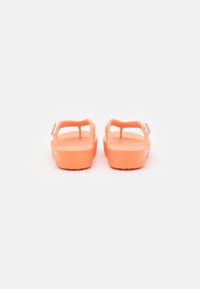 Crocs CLASSIC PLATFORM FLIP  - Sapatos para piscina - papaya