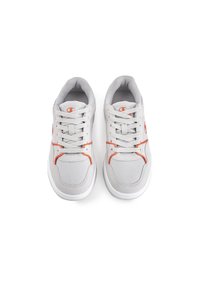 Grijze sneakers met een bovenwerk van mesh en textiel, witte zool en oranje accenten. Rond uiteinde en platte veters met versterkte oogjes.