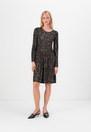 Abito a stampa leopardata con maniche lunghe, scollatura tonda e vita arricciata. Realizzato in tessuto morbido, presenta una gonna fluida. Colori nero e beige.