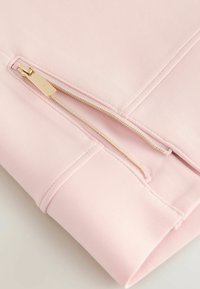 Lichtroze sweatshirt met gouden ritsen bij de manchetten, gladde stof met een zachte textuur en nette naaddetails.