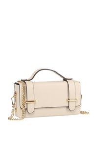 Beige leren handtas met zwarte randen, gouden hardware, een bovenhandvat en een afneembare kettingriem. Rectangulaire vorm met klapsluiting.