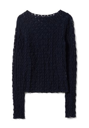 Top de encaje azul marino de manga larga con patrón floral y escote redondo, tejido ligeramente transparente y silueta ajustada.