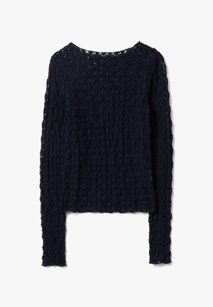 Haut en dentelle à manches longues bleu marine avec motif floral et encolure ronde, tissu légèrement transparent et silhouette ajustée.