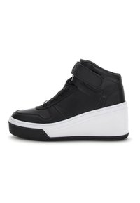 Černé vysoké sneakers vyrobené z umělé kůže, s bílou wedžovou podrážkou, tkaničkami a suchým zipem se raženým logem.