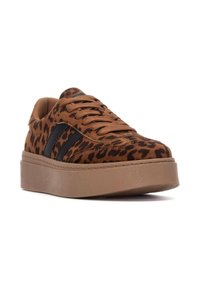 Zapatillas de leopardo en ante marrón con rayas negras, suela plana y plataforma, diseño con cordones y parte superior texturizada.