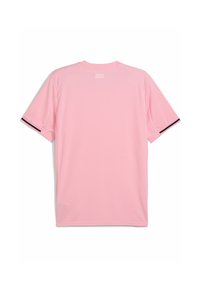 Camiseta rosa de manga corta con cuello redondo, con franjas de acento negras en las mangas y detalle de logotipo cerca del cuello.